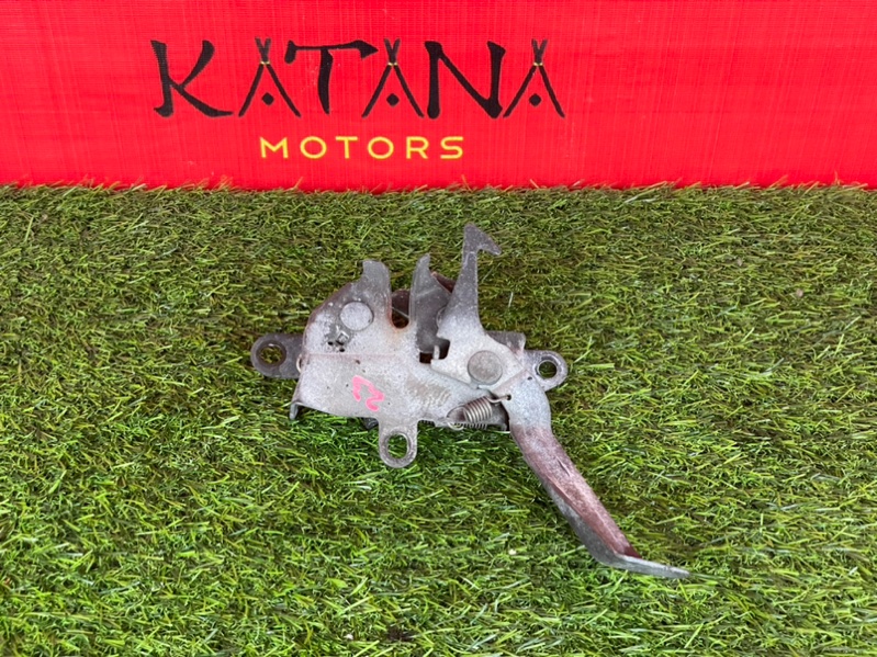 замок капота - Toyota Ipsum