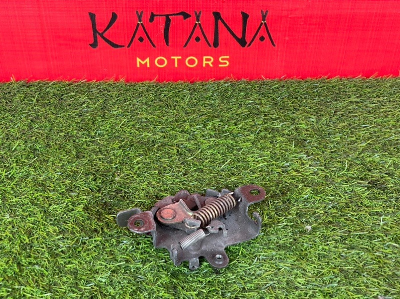 замок капота