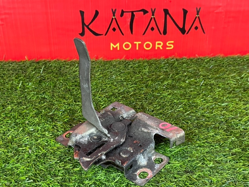 замок капота