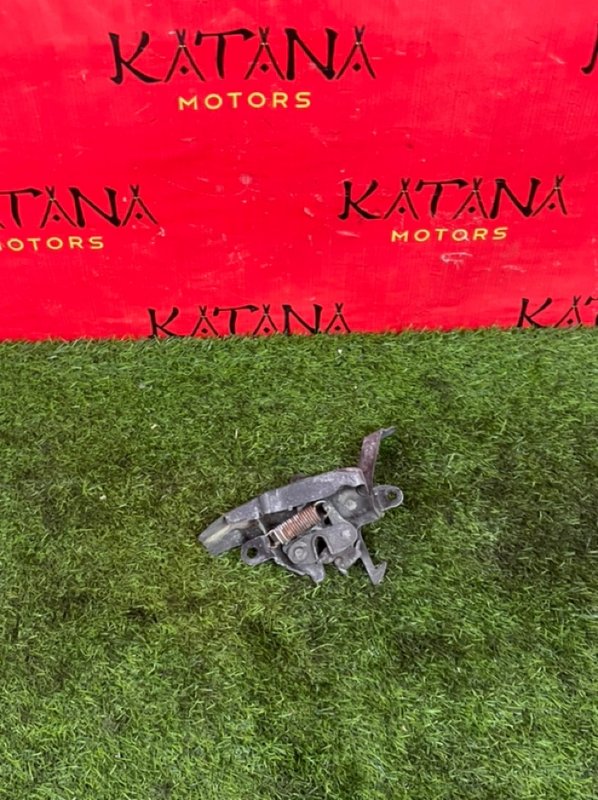 замок капота