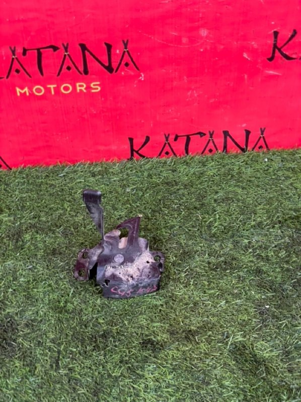 замок капота