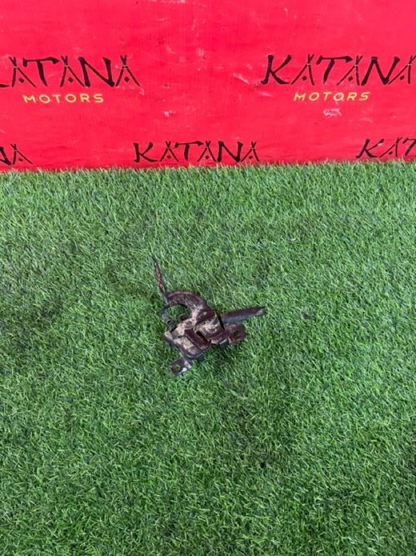 замок капота